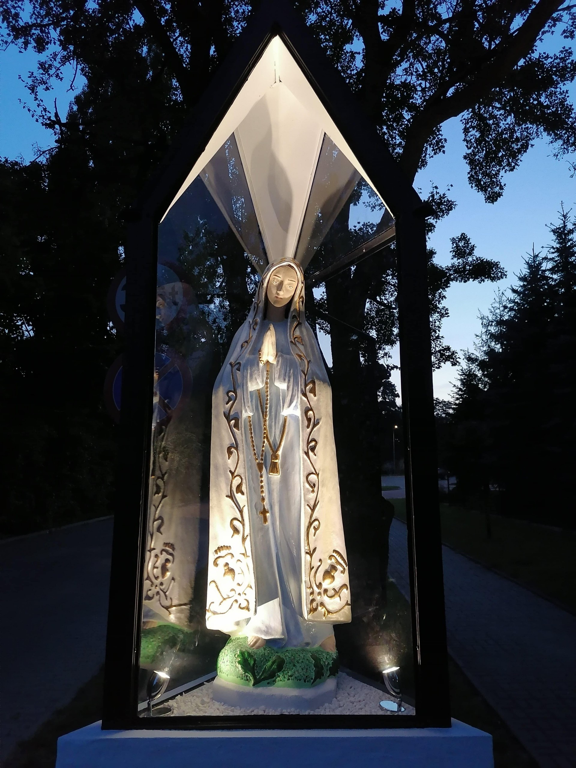 ODNOWIONA KAPLICZKA MATKI BOŻEJ FATIMSKIEJ